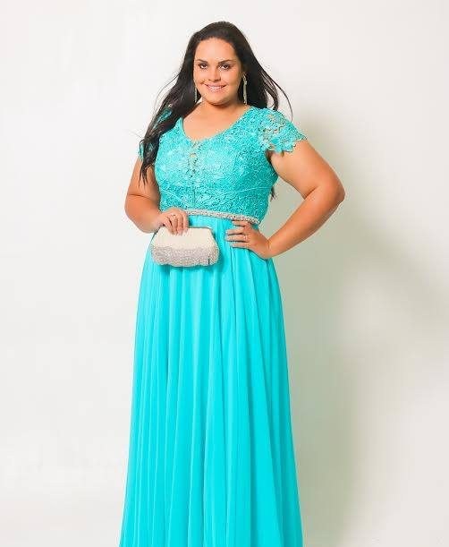 Mulher de vestido de festa longo turquesa com corpo de renda, da linha Plus Size