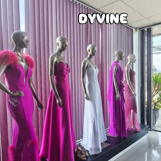 Vitrine com vestidos de festa pink e brancos